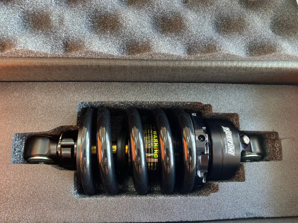 MONOSHOCK NORIFUMI - LC135 SS SERIES 200MM (BLACK/GOLD)