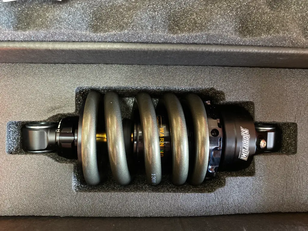 MONOSHOCK NORIFUMI - LC135 SS SERIES 200MM (PREMIUM GREY/GOLD)