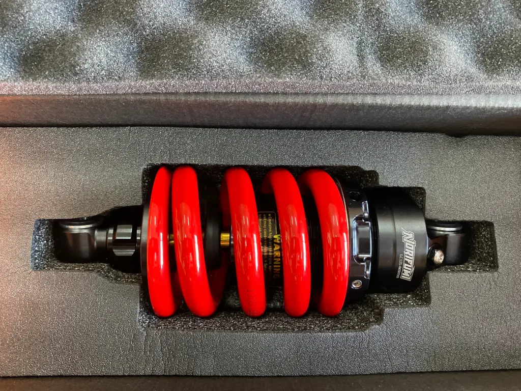 MONOSHOCK NORIFUMI - LC135 SS SERIES 200MM (RED/GOLD)