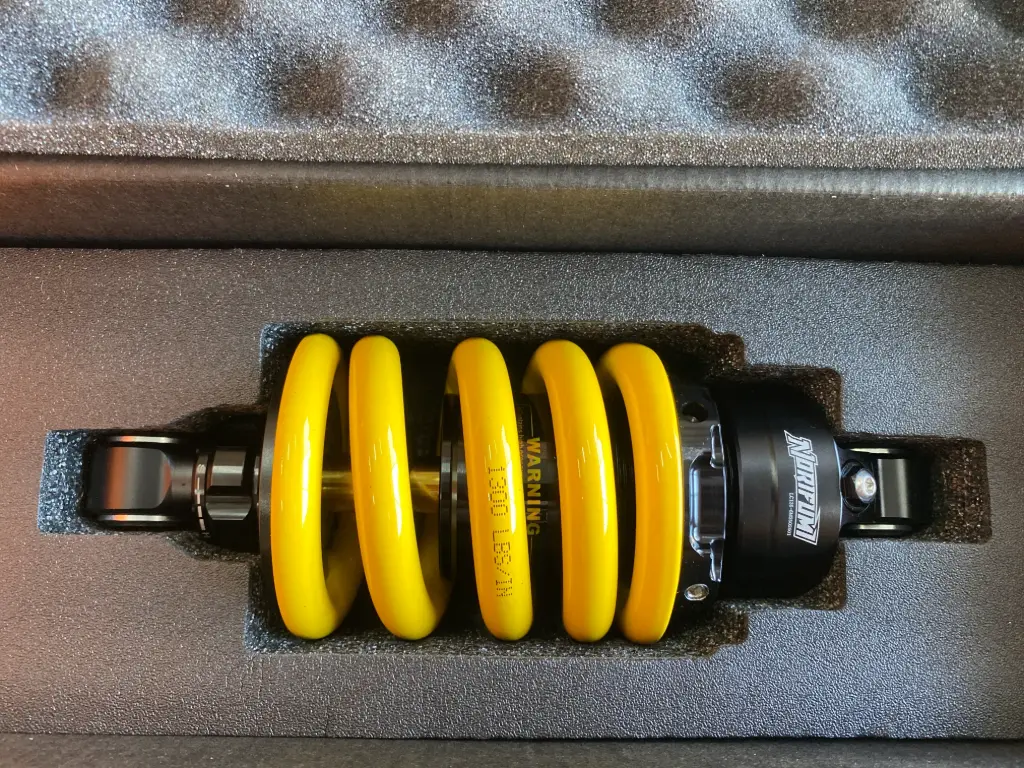 MONOSHOCK NORIFUMI - LC135 SS SERIES 200MM (YELLOW/GOLD)