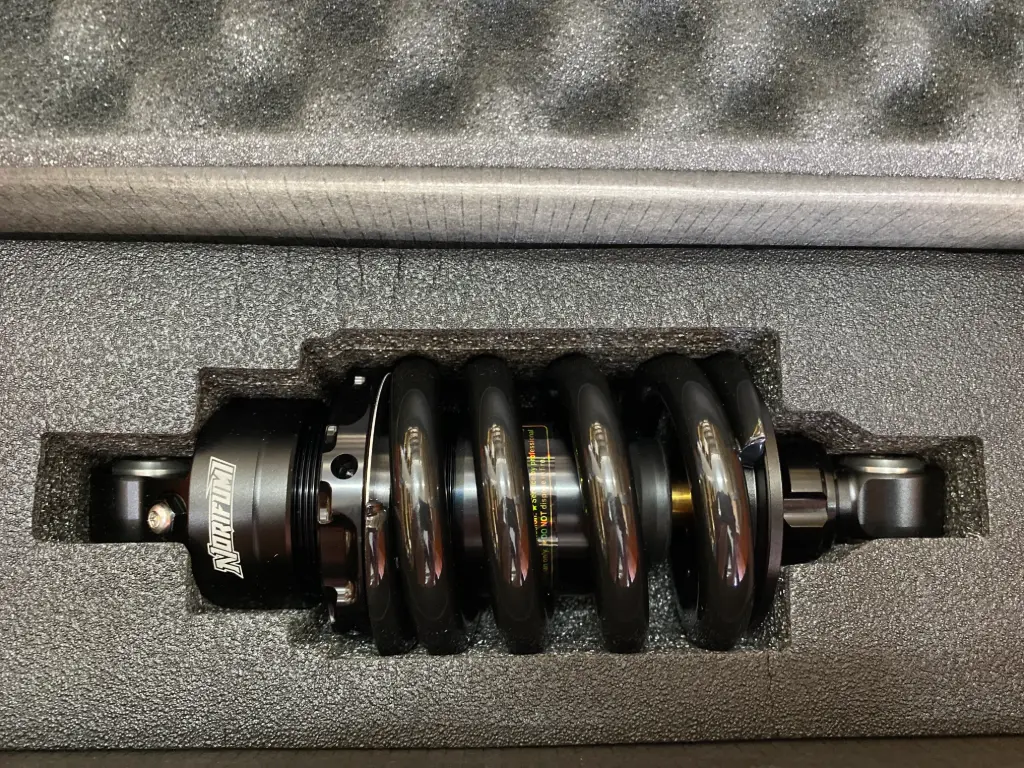 MONOSHOCK NORIFUMI - LC135 SS SERIES 203MM (BLACK/GOLD)