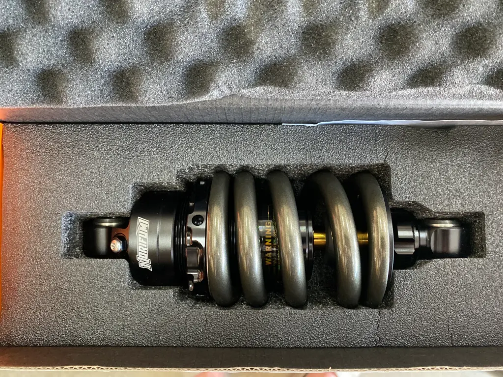 MONOSHOCK NORIFUMI - LC135 SS SERIES 203MM (PREMIUM GREY/GOLD)